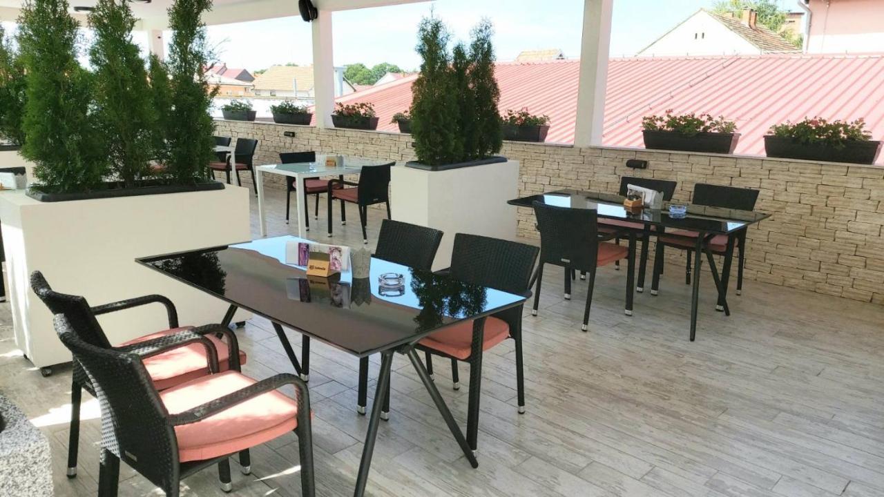 Hotel Admiral Vinkovci Esterno foto