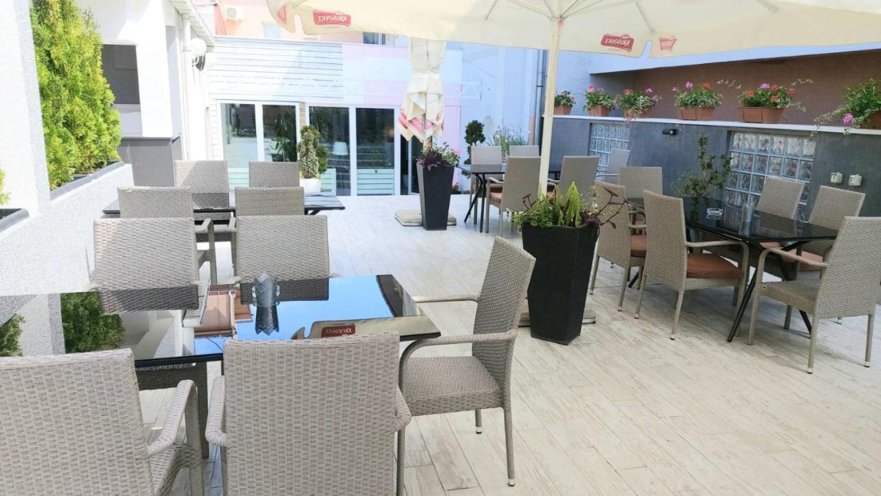 Hotel Admiral Vinkovci Esterno foto