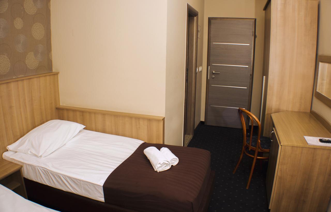 Hotel Admiral Vinkovci Esterno foto