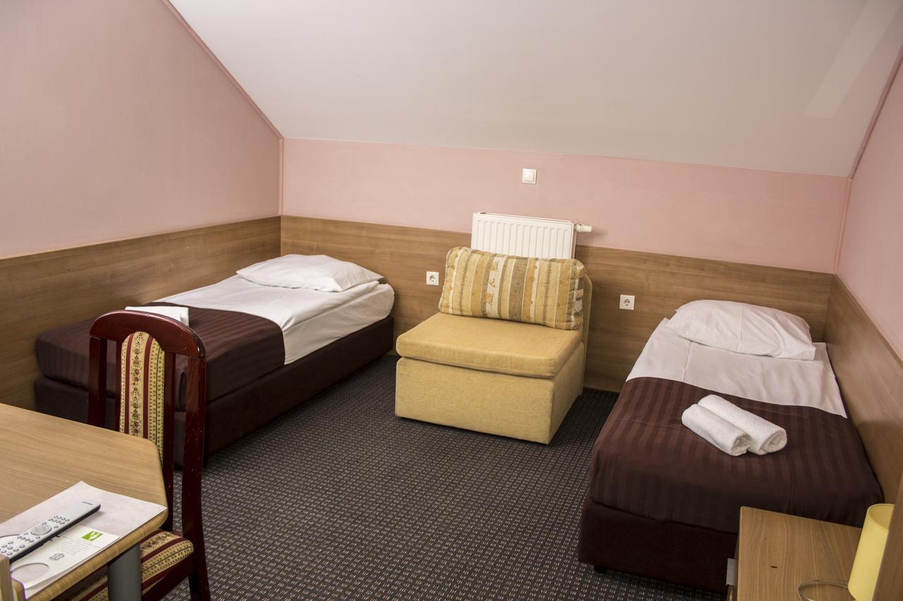 Hotel Admiral Vinkovci Esterno foto