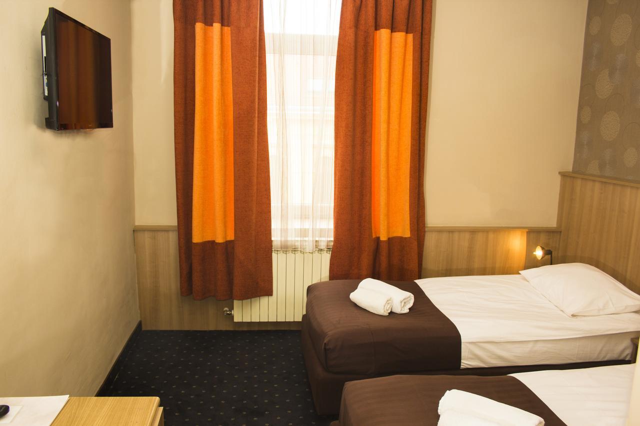 Hotel Admiral Vinkovci Esterno foto