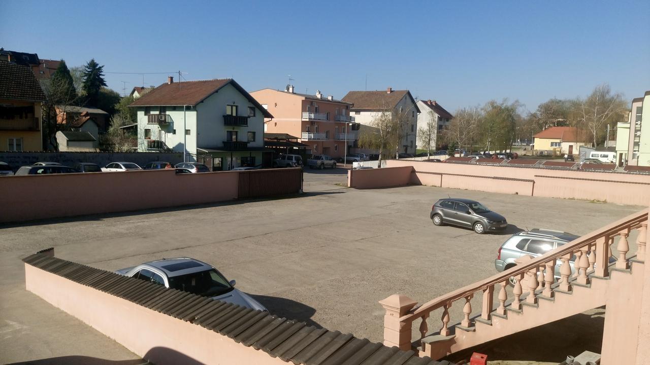 Hotel Admiral Vinkovci Esterno foto