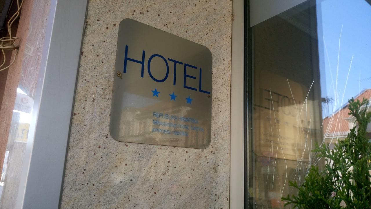 Hotel Admiral Vinkovci Esterno foto