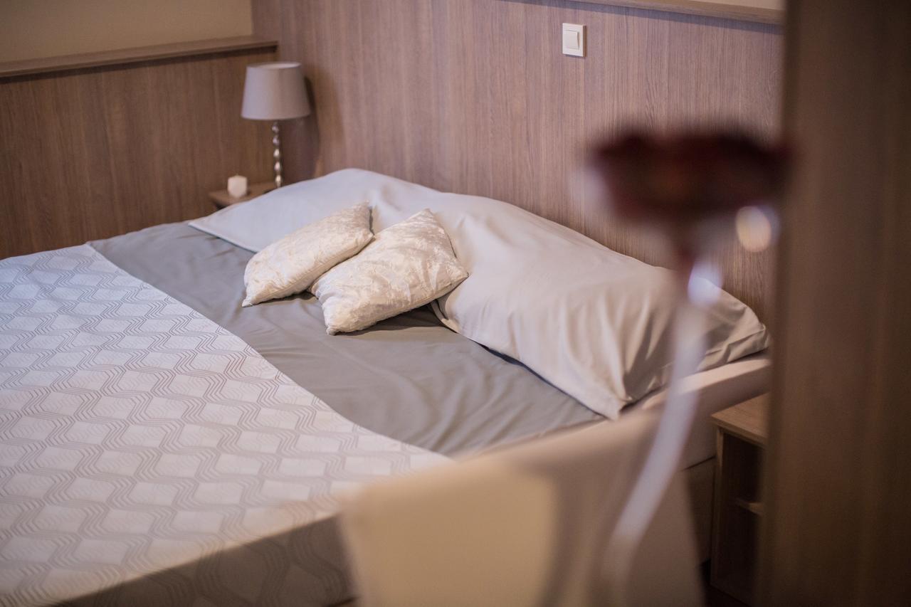 Hotel Admiral Vinkovci Esterno foto
