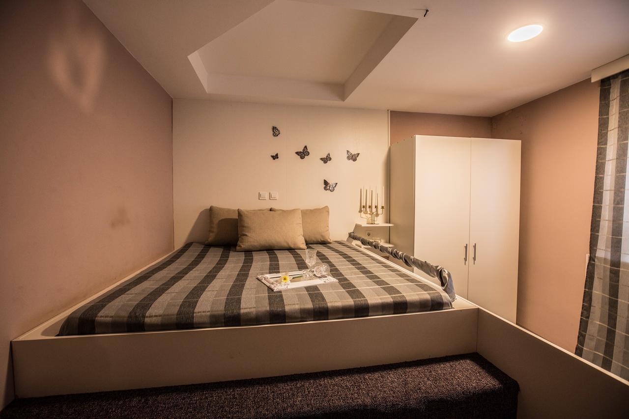 Hotel Admiral Vinkovci Esterno foto